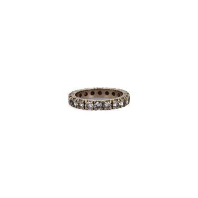 une image représentant une bague d'éternité sertie de diamants sur fond blanc
