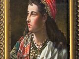 portrait d'une jeune femme coiffée d'une coiffe rouge