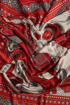un gros plan sur un tissu à motifs paisley rouges et blancs