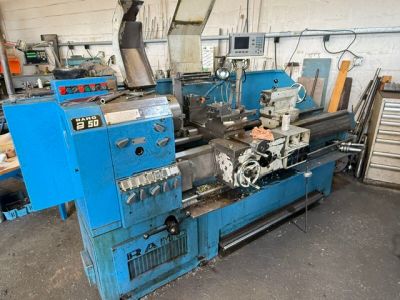 une machine bleue qui se trouve dans un garage