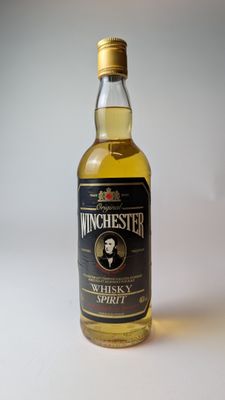 l'image d'une bouteille de whisky posée sur une table