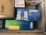 des paquets de cigarettes sont empilés les uns sur les autres dans une boîte