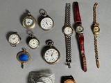un grand nombre de montres posées sur une table