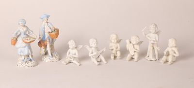 8 sujets en biscuit représentant des galants et angelots mus…