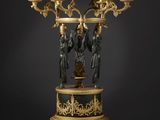 candélabre en bronze et en bronze patiné, orné de figures, reposant sur un socle en marbre