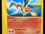 un gros plan d'une carte Pokémon représentant un dragon