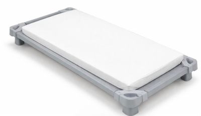 un petit lit sur lequel est posé un matelas blanc