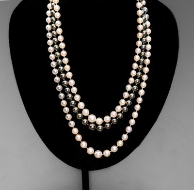 Collier à deux rangs de perles noires et blanches sur un mannequin noir