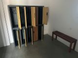 plusieurs casiers et un banc dans une pièce