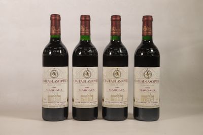 trois bouteilles de vin posées sur une table blanche