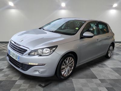 la voiture argentée est garée sur un sol en damier dans le garage