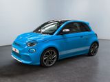 Une Smart bleue est garée dans une pièce blanche
