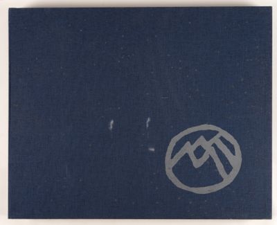 une image représentant un livre bleu orné d'un logo argenté