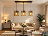 un salon avec un canapé, un fauteuil, une table basse et une lampe