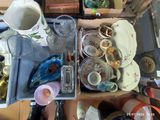 une boîte remplie d'assiettes et de tasses posée sur une table