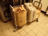 un chariot sur lequel sont posés quelques sacs, dans une cuisine