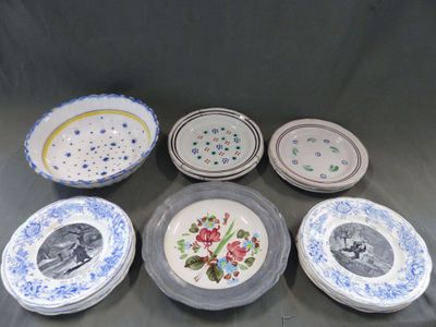 Plusieurs assiettes aux motifs et designs variés sont disposées sur une table