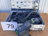 un gros plan sur une boîte à outils posée sur une table en bois