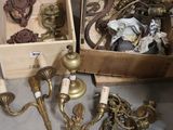 beaucoup d'objets en laiton dans une boîte posée par terre