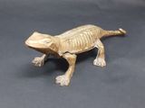 figurine en laiton représentant un lézard avec un squelette sur le dos