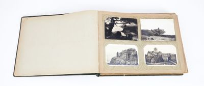 un livre ouvert avec des photos de personnes