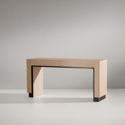 une photo d'une table en bois avec un piètement en métal noir