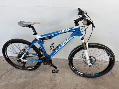 un vélo bleu garé dans un garage