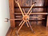 un meuble en bois surmonté d'une horloge
