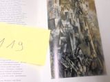 un livre ouvert sur lequel est posé un morceau de papier auquel est attachée une note