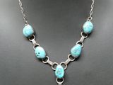 gros plan d'un collier sur un mannequin mannequin mannequin mannequin mannequin mannequin mannequin mannequin mannequin
