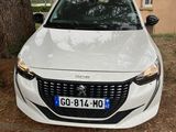 vue de face d'une voiture blanche garée devant une maison