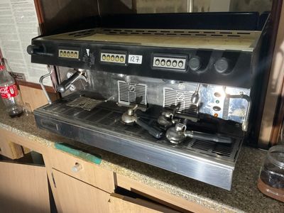 une machine à café posée sur un comptoir dans une cuisine