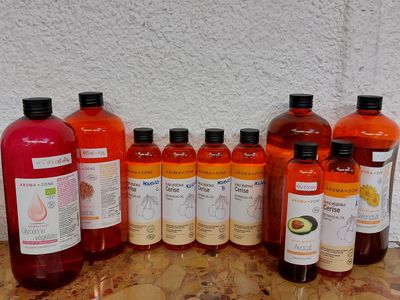 Plusieurs bouteilles de liquide sont alignées sur un plan de travail