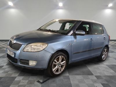 la photo d'une petite voiture bleue garée dans un garage