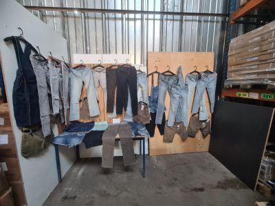 Ensemble de 29 pièces de vêtements comprenant principalement…