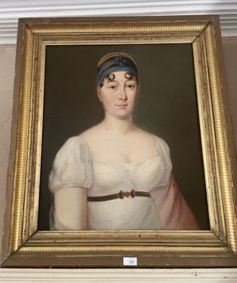 portrait d'une femme en robe blanche, portant un bandeau bleu