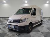 la camionnette blanche est garée sur un sol en damier dans le garage