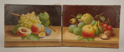 deux tableaux représentant des fruits sont exposés sur un support en bois