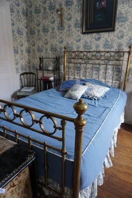 un lit recouvert d'une couette bleue