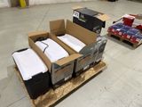 deux cartons de chemises blanches posés sur une palette dans un entrepôt