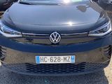 l'avant d'une Volkswagen e-Golf noire garée sur un parking