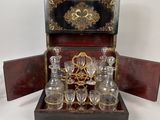 une boîte contenant un service de verres à vin
