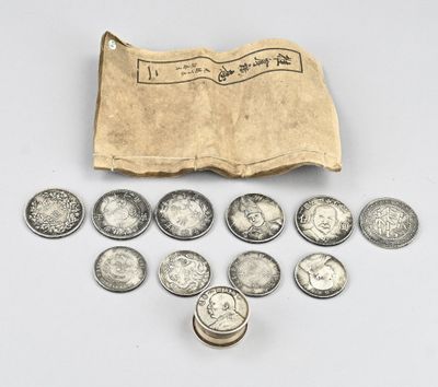 un sac rempli de pièces d'argent posé sur une table