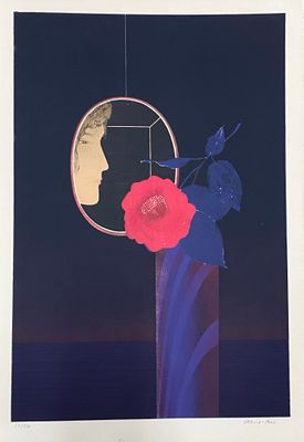 une photo d'une fleur dans un vase avec un miroir