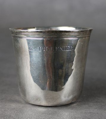 une coupe en argent posée sur une table
