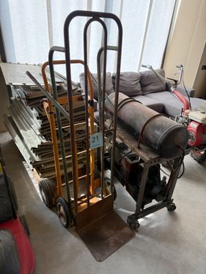 un chariot chargé d'objets dans une pièce