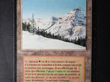 un gros plan sur une carte avec une montagne en arrière-plan
