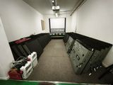 une pièce contenant tout un tas d'appareils électroniques