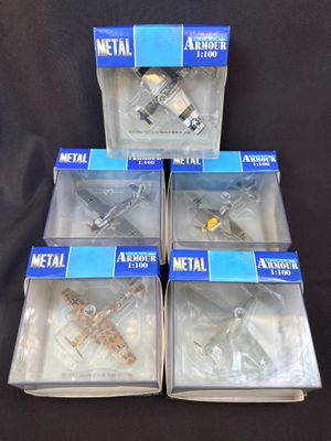 quatre boîtes contenant divers objets métalliques, posées sur une surface noire