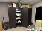 une photo d'une pièce où il y a beaucoup de cartons par terre